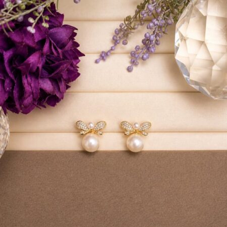 Aro oro con diseño de abeja con alas de circonita y cuerpo de perla