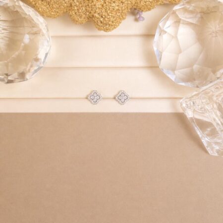 Aro rodio con circonitas blancas formas de flor van cleef