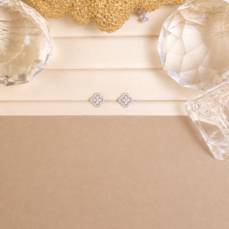 Aro rodio con circonitas blancas formas de flor van cleef