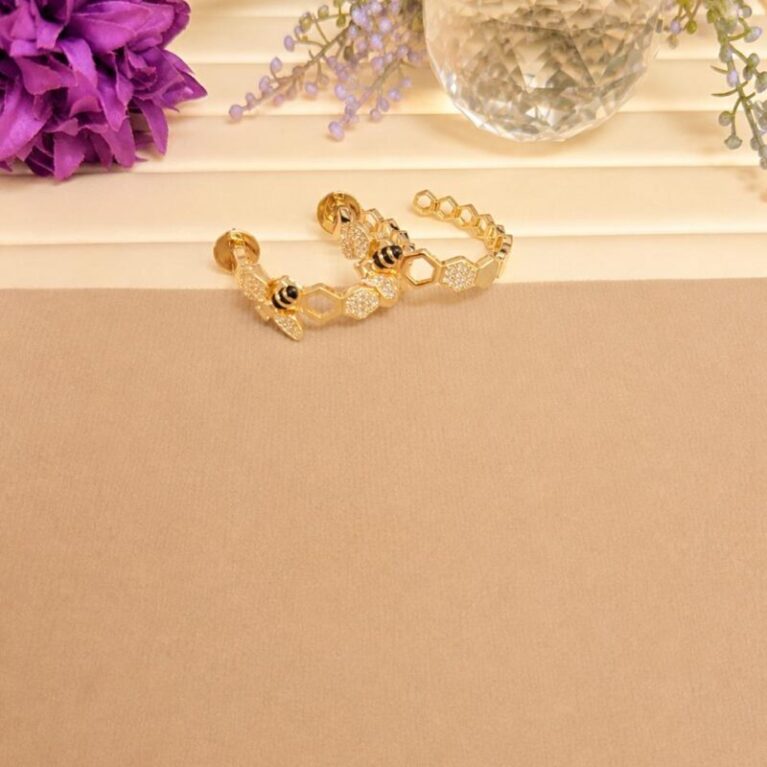 Aro argolla diseño de pañal y abeja con circonitas